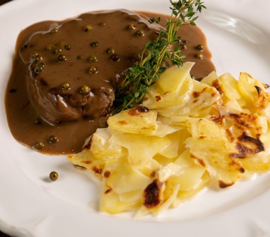 Steak Au Poivre Vert com Batatas Pommes Dauphinoise