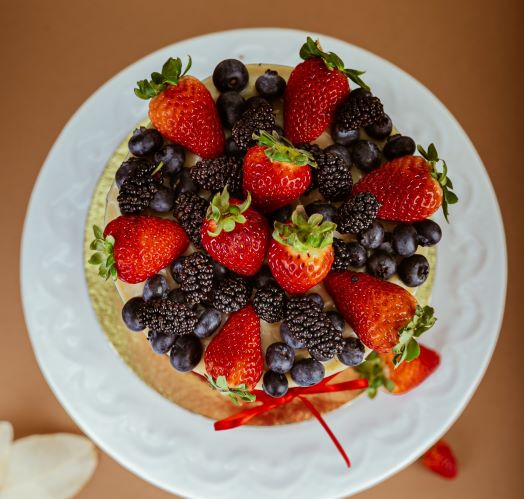 Naked Cake Red Velvet com Frutas Vermelhas