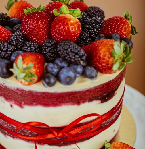 Bolo em fatias (slice cake) red velvet de frutas vermelhas