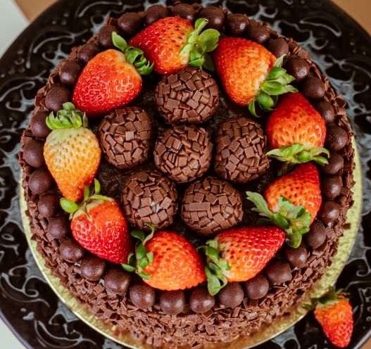 Torta KitKat de Brigadeiro com Morangos Dourados