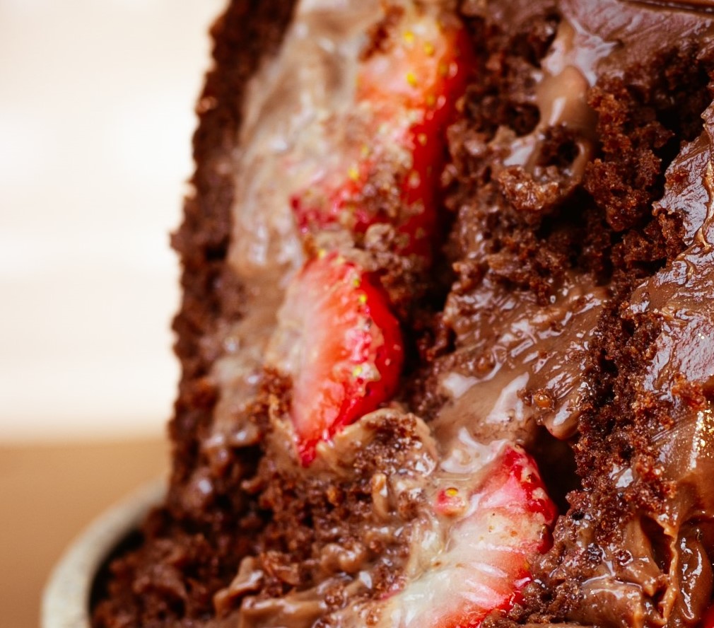 Torta KitKat de Brigadeiro com Morangos Dourados