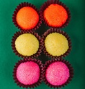 Como Mini Torta Neon + Brigadeiros Neon