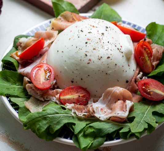 Salada de Burrata com Parma, Rúcula e Tomatinho