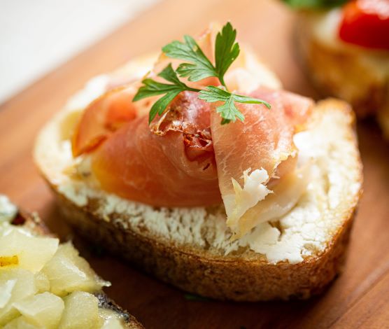 Bruschetta de Queijo de Cabra, Mel Trufado e Parma