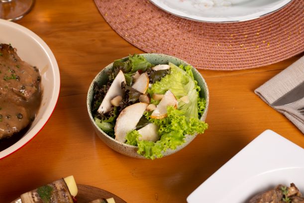 Salada de Pêras com Creme de Gorgonzola e Castanhas