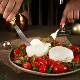 [147369] Duo de burrata com tomate confit e manjericão ao molho pesto